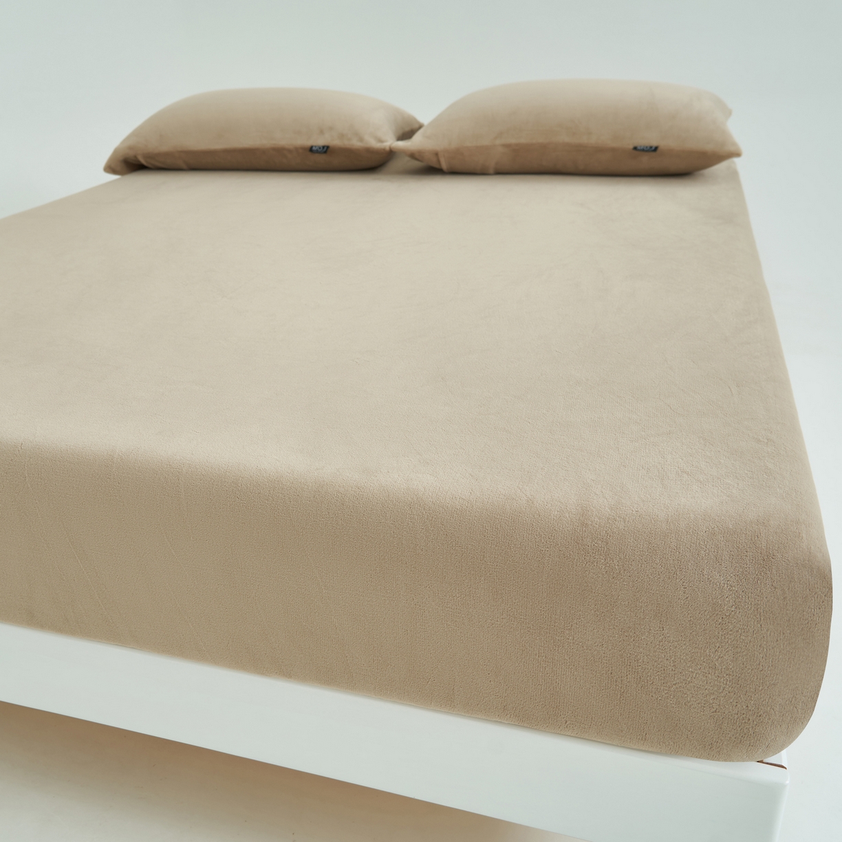 91家纺网 家纺一手货源 找家纺 寐绸家纺 2025新款牛奶绒纯色暖绒床笠 暖绒床笠-米驼