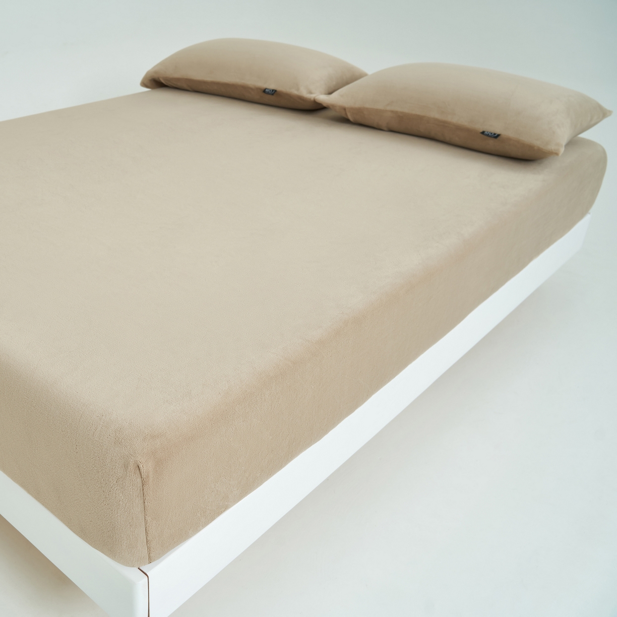 91家纺网 家纺一手货源 找家纺 寐绸家纺 2025新款牛奶绒纯色暖绒床笠 暖绒床笠-米驼