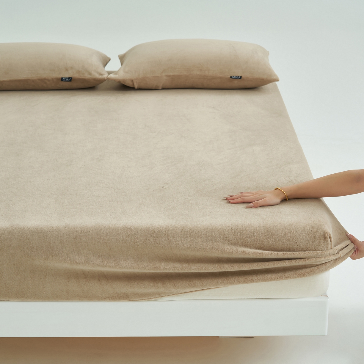 91家纺网 家纺一手货源 找家纺 寐绸家纺 2025新款牛奶绒纯色暖绒床笠 暖绒床笠-米驼