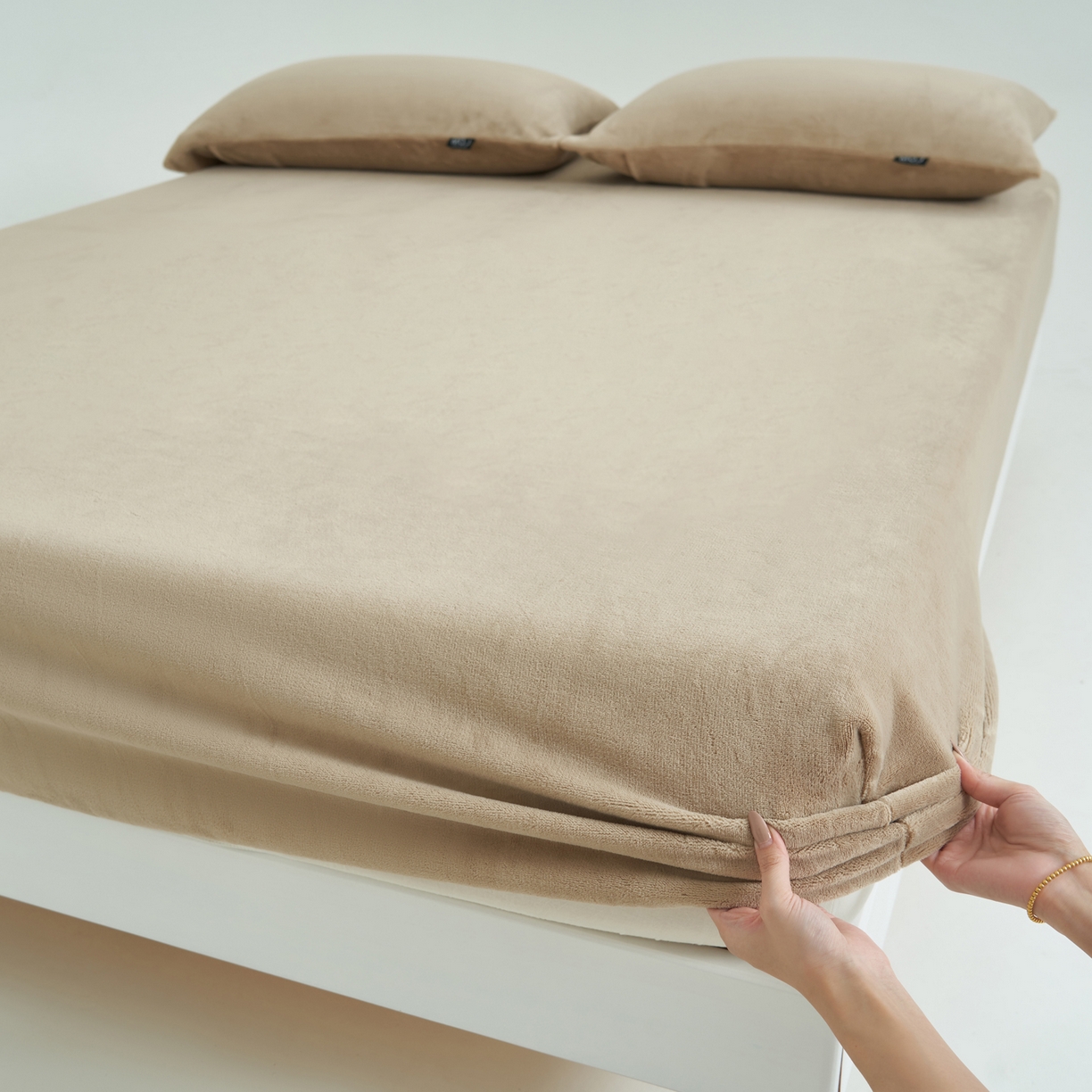 91家纺网 家纺一手货源 找家纺 寐绸家纺 2025新款牛奶绒纯色暖绒床笠 暖绒床笠-米驼