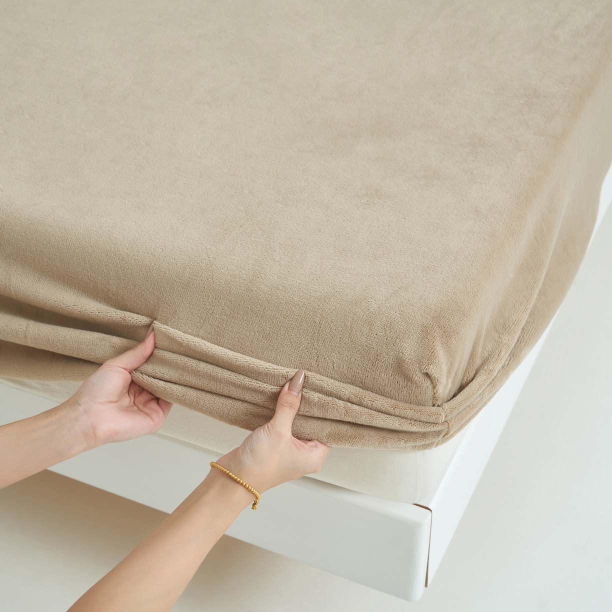 91家纺网 家纺一手货源 找家纺 寐绸家纺 2025新款牛奶绒纯色暖绒床笠 暖绒床笠-米驼