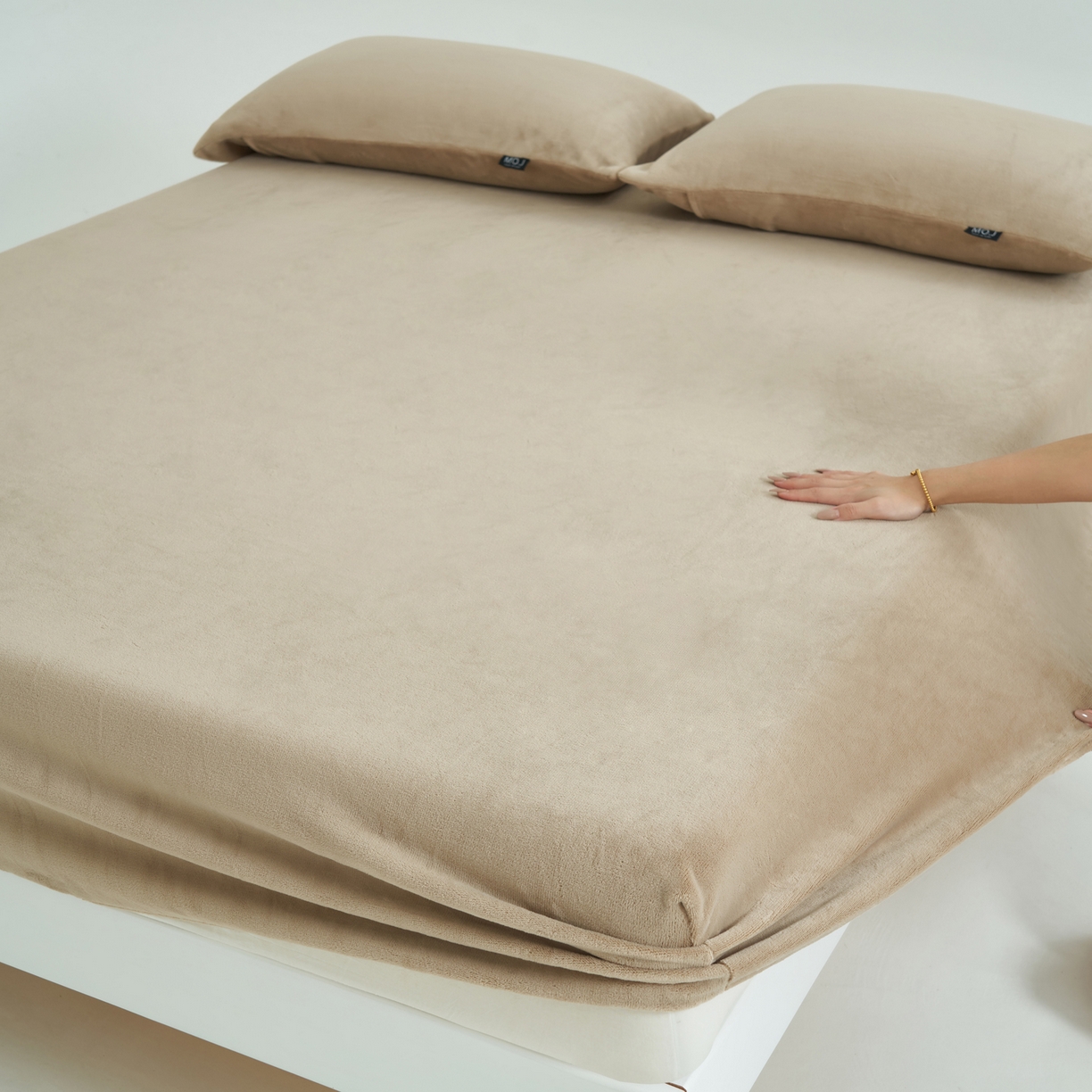 91家纺网 家纺一手货源 找家纺 寐绸家纺 2025新款牛奶绒纯色暖绒床笠 暖绒床笠-米驼