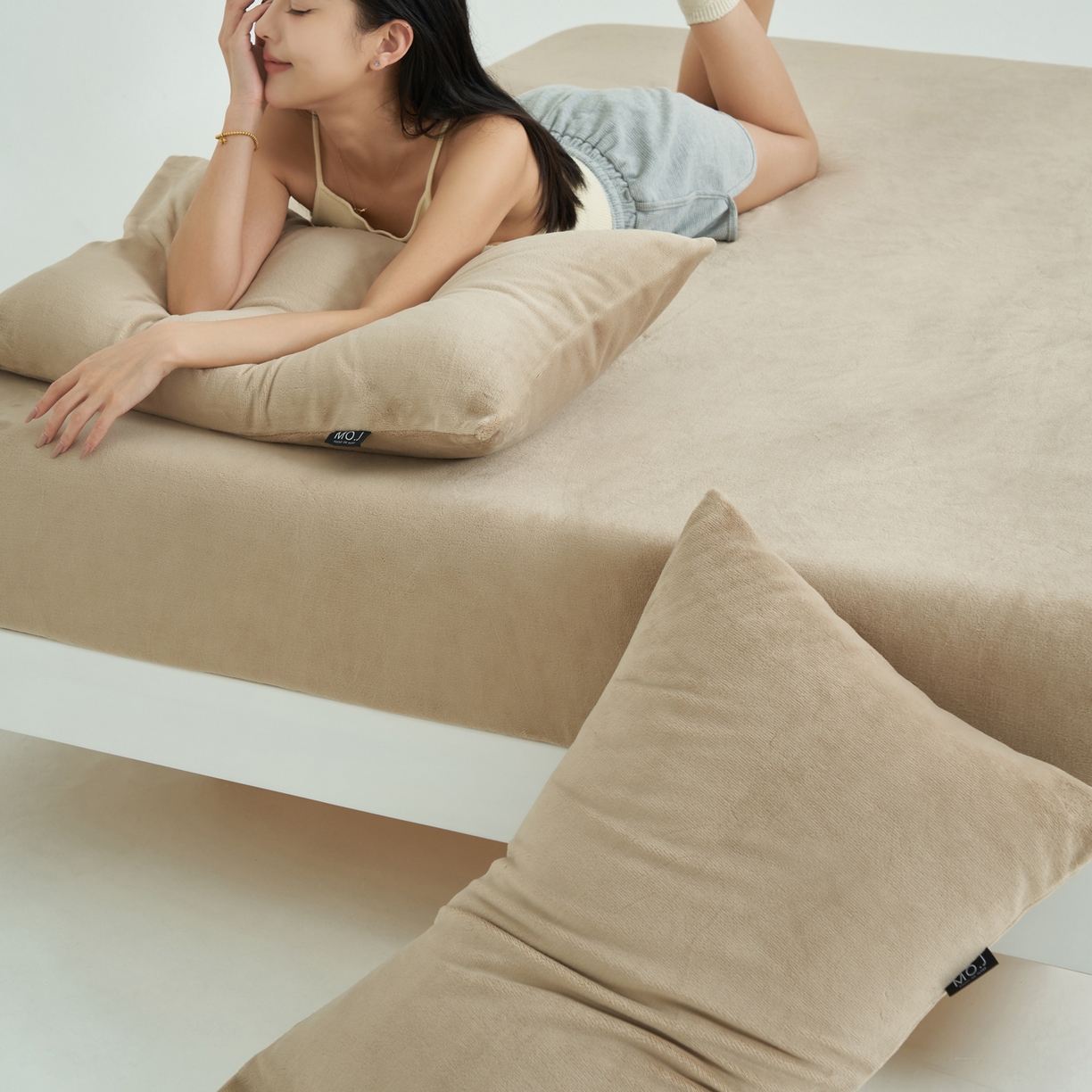 91家纺网 家纺一手货源 找家纺 寐绸家纺 2025新款牛奶绒纯色暖绒床笠 暖绒床笠-米驼