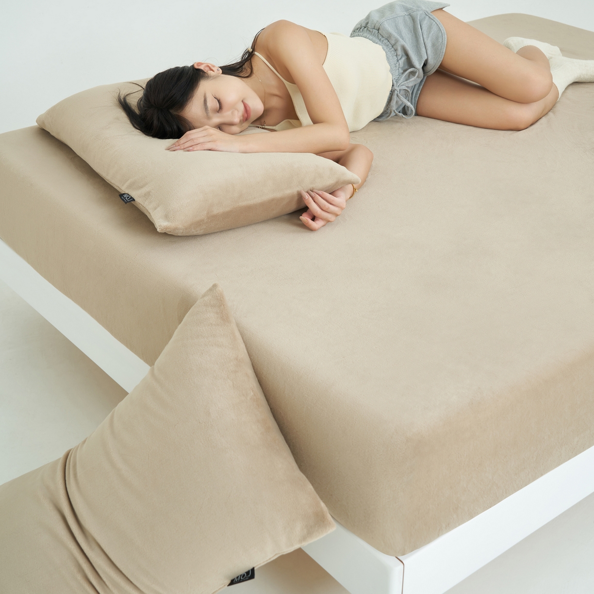 91家纺网 家纺一手货源 找家纺 寐绸家纺 2025新款牛奶绒纯色暖绒床笠 暖绒床笠-米驼