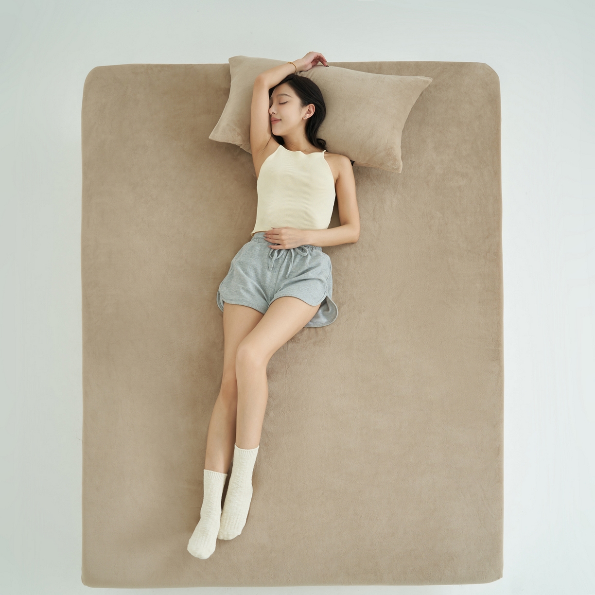 91家纺网 家纺一手货源 找家纺 寐绸家纺 2025新款牛奶绒纯色暖绒床笠 暖绒床笠-米驼