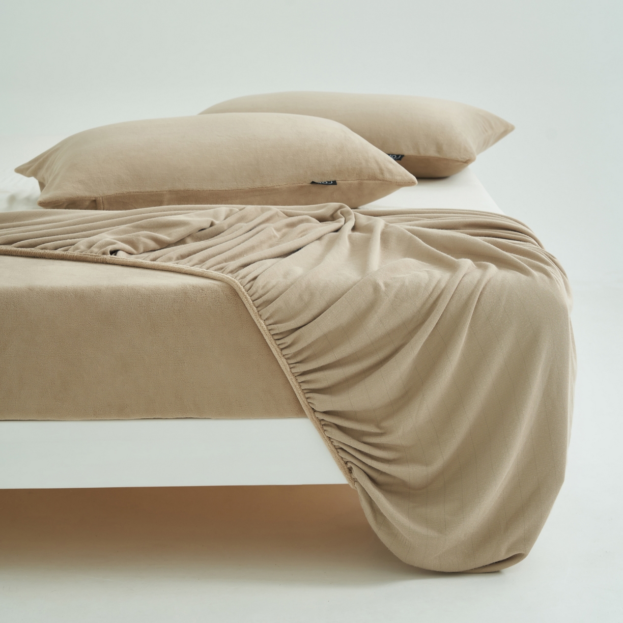 91家纺网 家纺一手货源 找家纺 寐绸家纺 2025新款牛奶绒纯色暖绒床笠 暖绒床笠-米驼