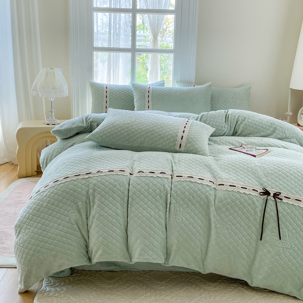 91家纺网 家纺一手货源 找家纺 乐嘉盈 2025年新款雕花法式蝴蝶结牛奶绒四件套  蝴蝶结-绿