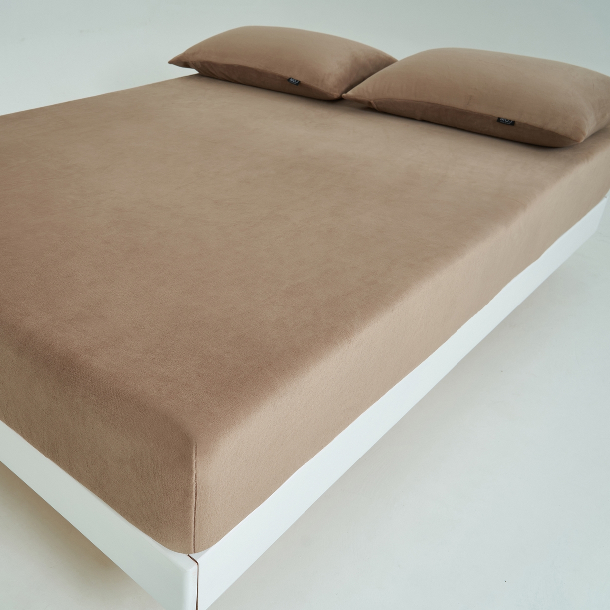 91家纺网 家纺一手货源 找家纺 寐绸家纺 2025新款牛奶绒纯色暖绒床笠 暖绒床笠-奶茶咖