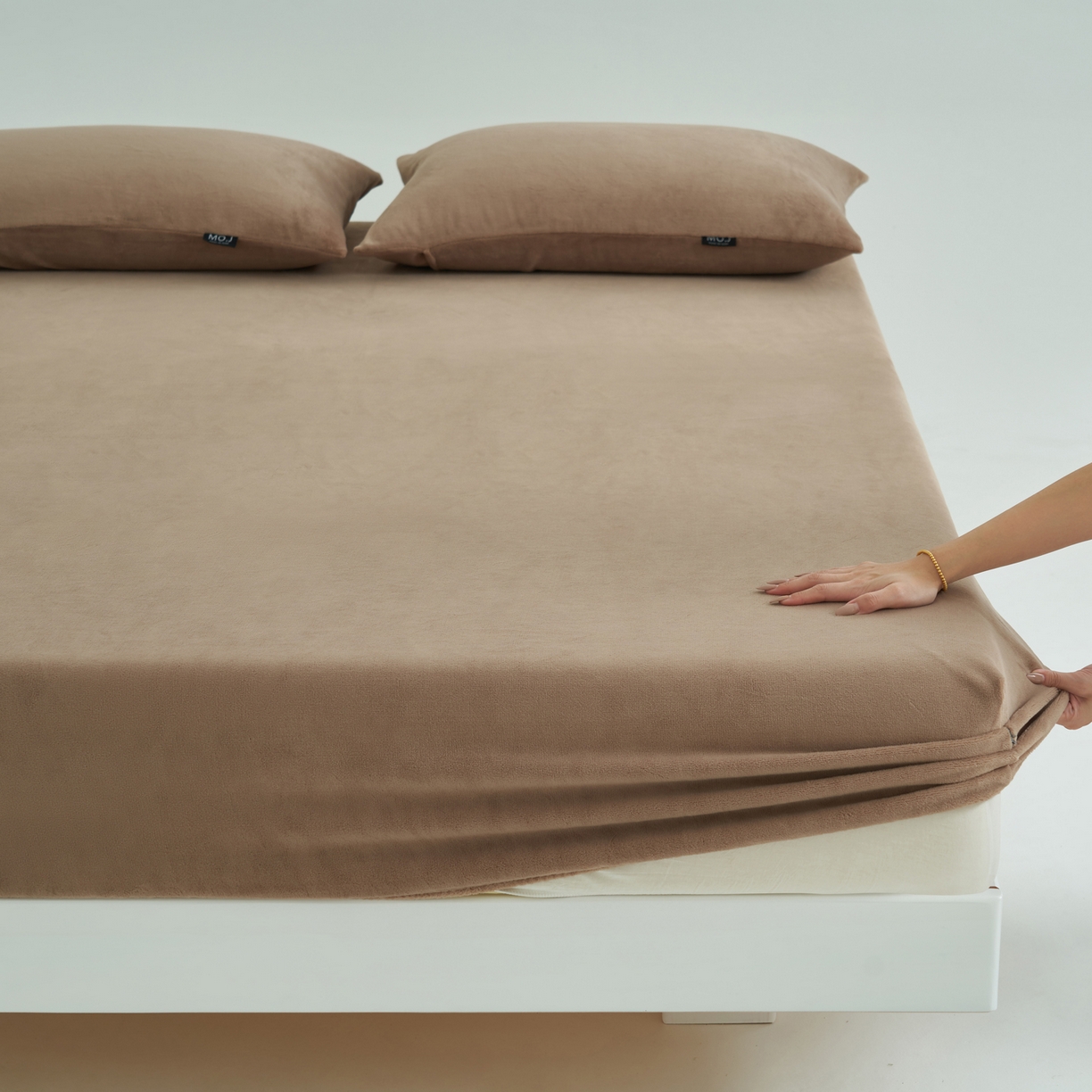 91家纺网 家纺一手货源 找家纺 寐绸家纺 2025新款牛奶绒纯色暖绒床笠 暖绒床笠-奶茶咖