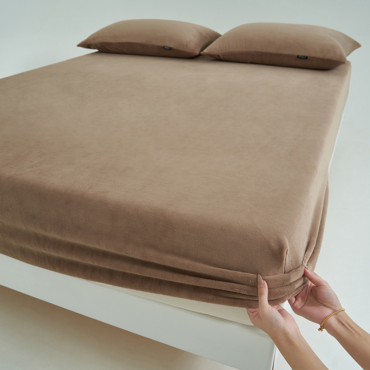 91家纺网 家纺一手货源 找家纺 寐绸家纺 2025新款牛奶绒纯色暖绒床笠 暖绒床笠-奶茶咖