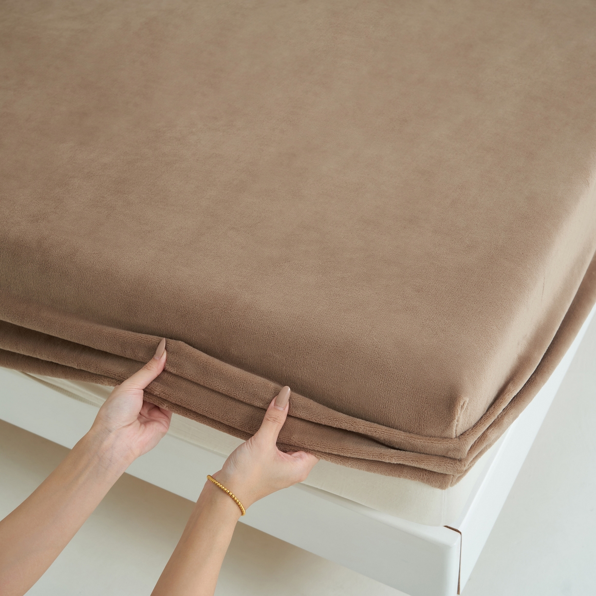 91家纺网 家纺一手货源 找家纺 寐绸家纺 2025新款牛奶绒纯色暖绒床笠 暖绒床笠-奶茶咖