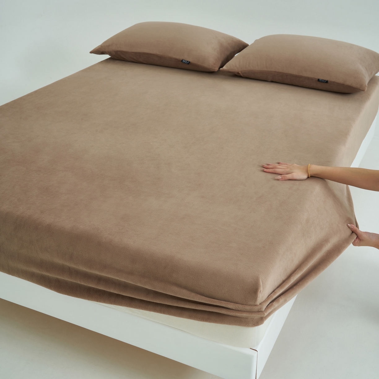 91家纺网 家纺一手货源 找家纺 寐绸家纺 2025新款牛奶绒纯色暖绒床笠 暖绒床笠-奶茶咖