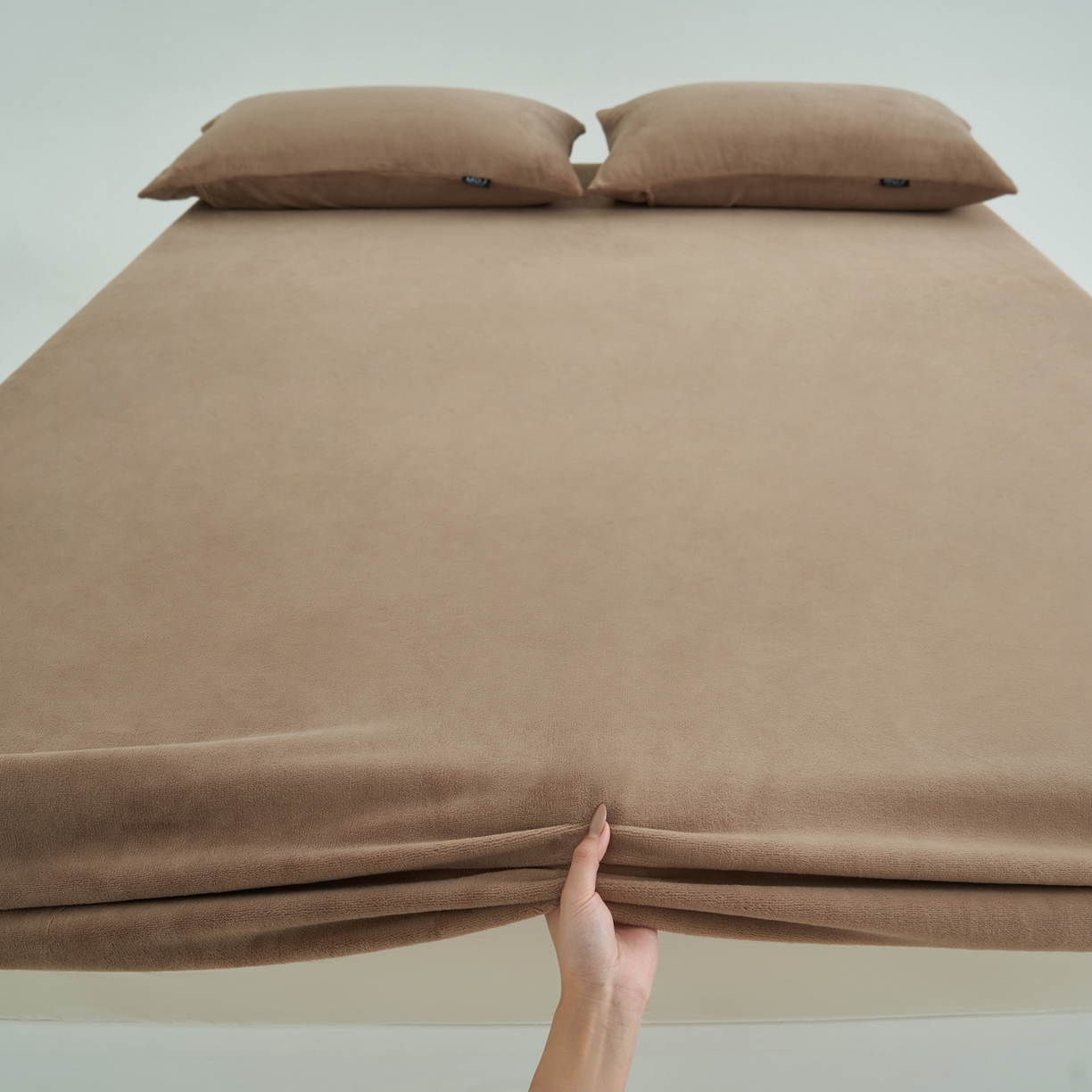 91家纺网 家纺一手货源 找家纺 寐绸家纺 2025新款牛奶绒纯色暖绒床笠 暖绒床笠-奶茶咖