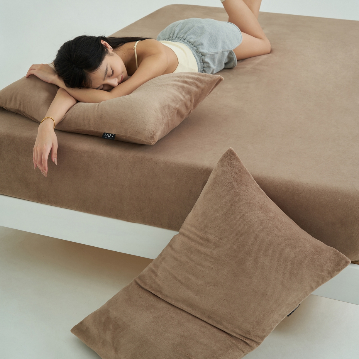 91家纺网 家纺一手货源 找家纺 寐绸家纺 2025新款牛奶绒纯色暖绒床笠 暖绒床笠-奶茶咖