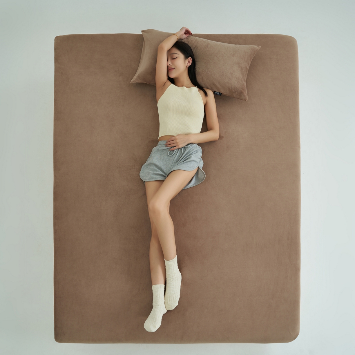 91家纺网 家纺一手货源 找家纺 寐绸家纺 2025新款牛奶绒纯色暖绒床笠 暖绒床笠-奶茶咖