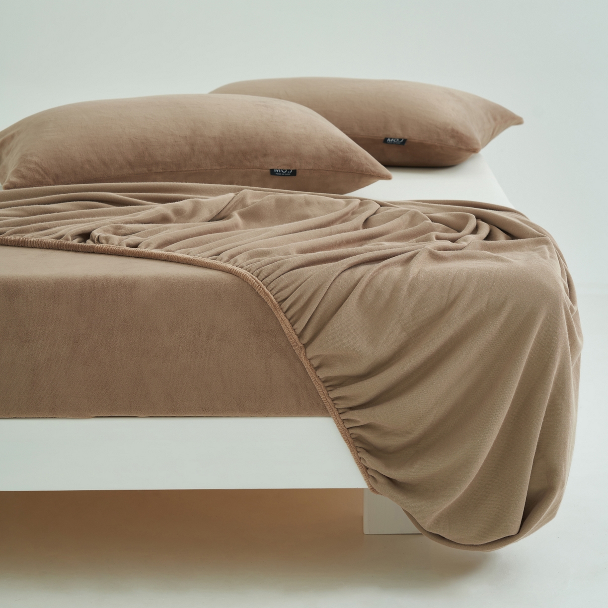 91家纺网 家纺一手货源 找家纺 寐绸家纺 2025新款牛奶绒纯色暖绒床笠 暖绒床笠-奶茶咖