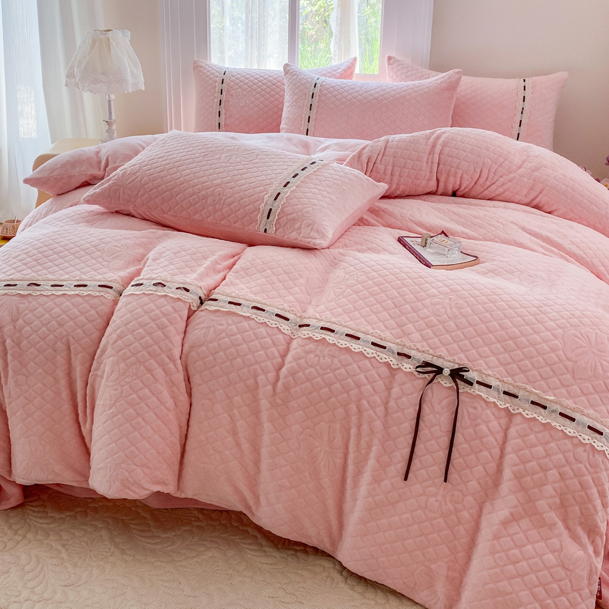 91家纺网 家纺一手货源 找家纺 乐嘉盈 2025年新款雕花法式蝴蝶结牛奶绒四件套  蝴蝶结-粉