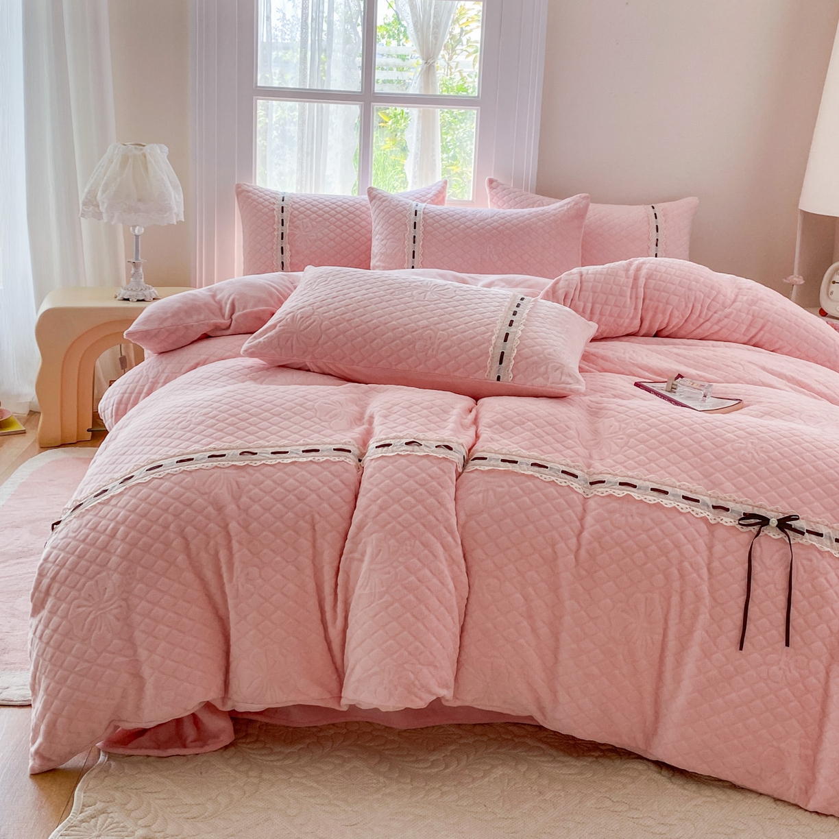 91家纺网 家纺一手货源 找家纺 乐嘉盈 2025年新款雕花法式蝴蝶结牛奶绒四件套  蝴蝶结-粉