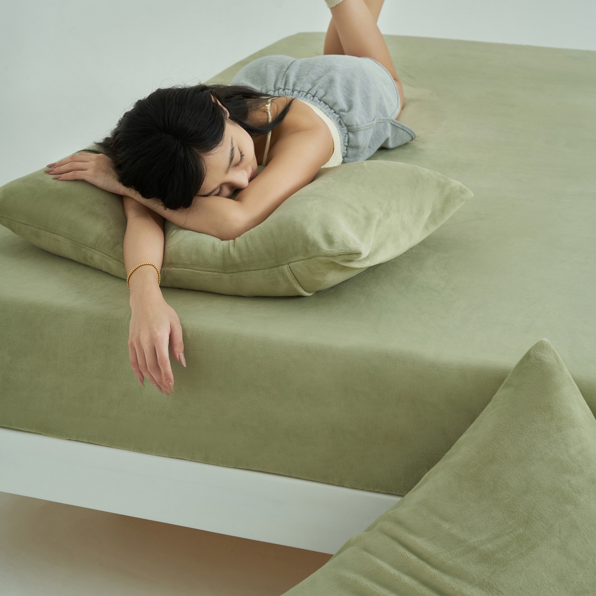 91家纺网 家纺一手货源 找家纺 寐绸家纺 2025新款牛奶绒纯色暖绒床笠 暖绒床笠-牛油果绿