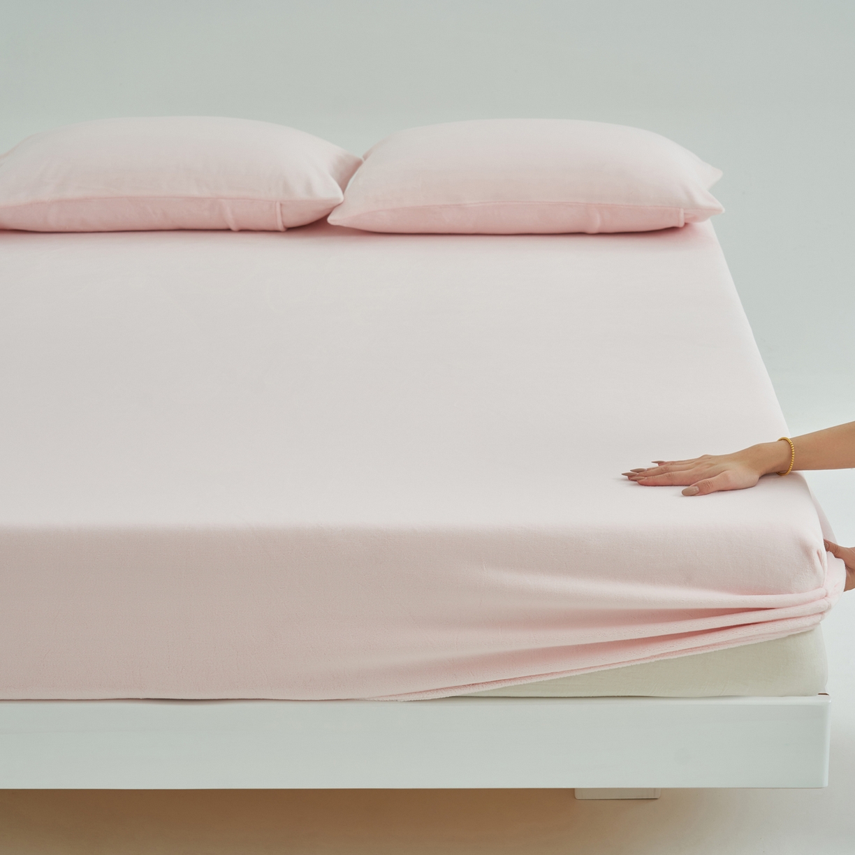 91家纺网 家纺一手货源 找家纺 寐绸家纺 2025新款牛奶绒纯色暖绒床笠 暖绒床笠-浅粉