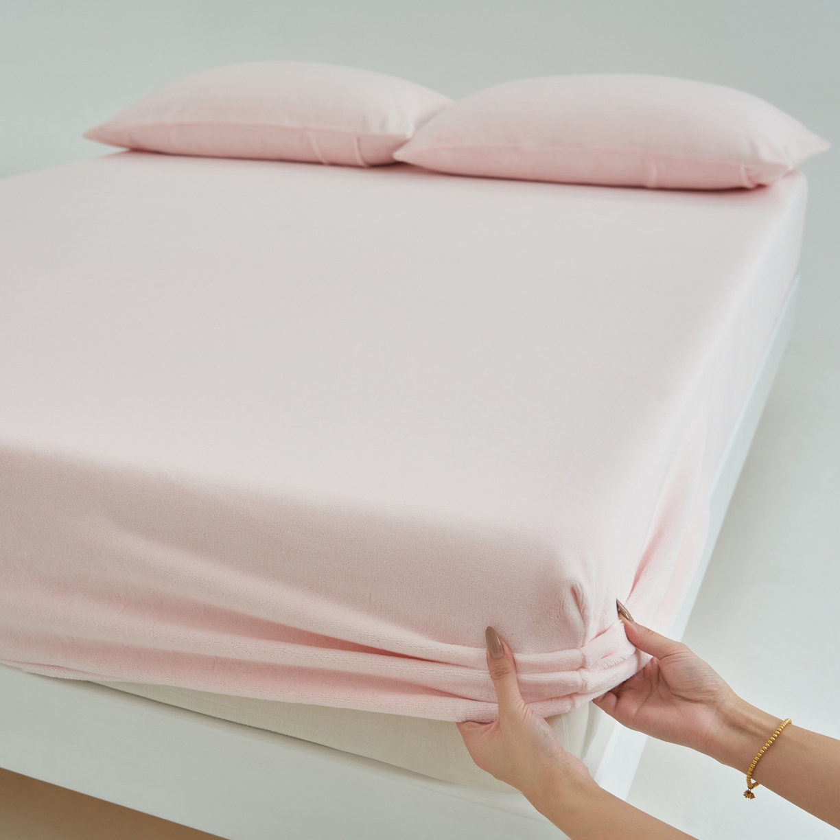 91家纺网 家纺一手货源 找家纺 寐绸家纺 2025新款牛奶绒纯色暖绒床笠 暖绒床笠-浅粉