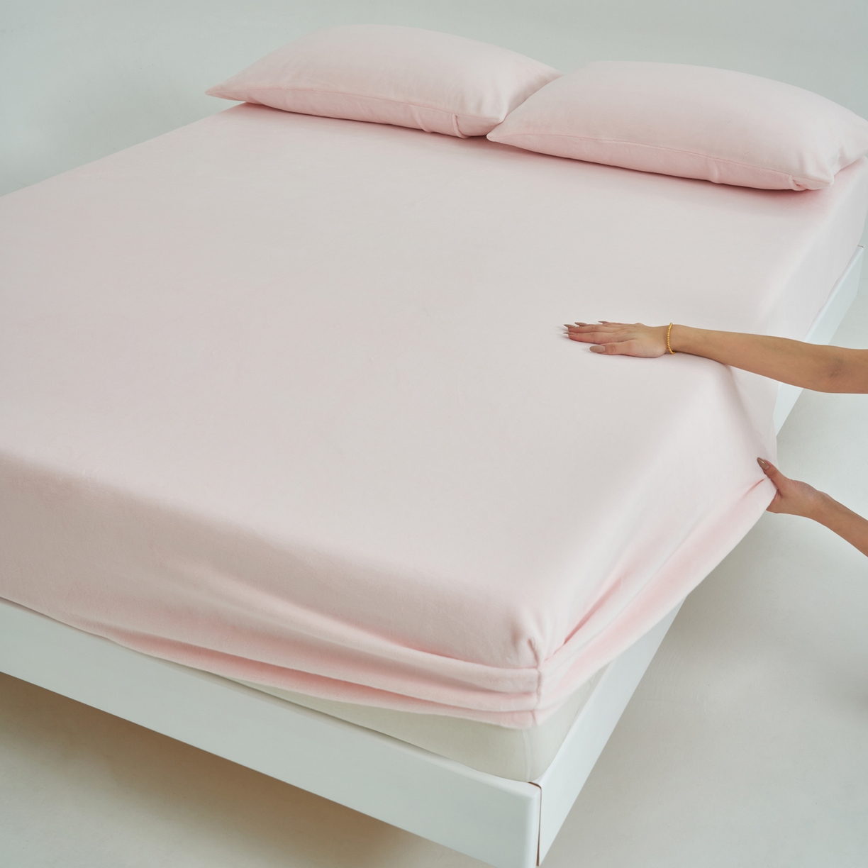 91家纺网 家纺一手货源 找家纺 寐绸家纺 2025新款牛奶绒纯色暖绒床笠 暖绒床笠-浅粉