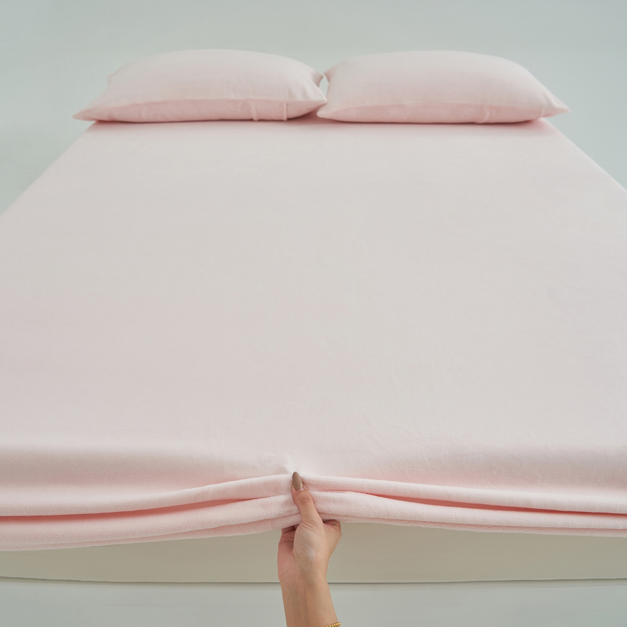 91家纺网 家纺一手货源 找家纺 寐绸家纺 2025新款牛奶绒纯色暖绒床笠 暖绒床笠-浅粉