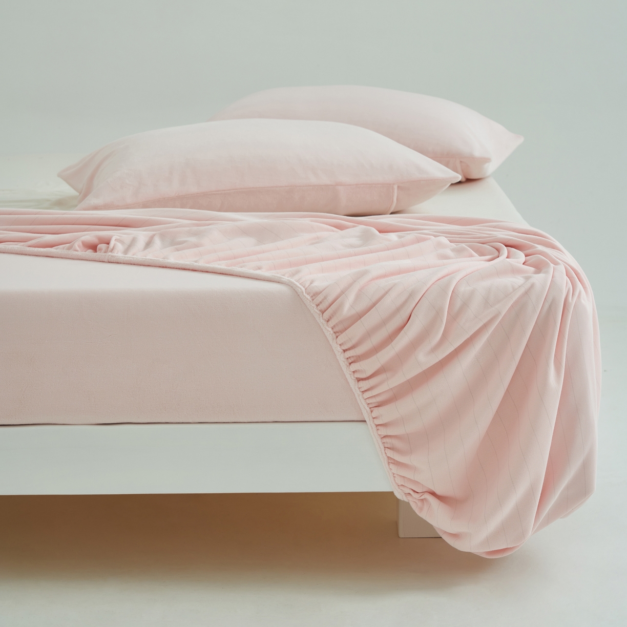 91家纺网 家纺一手货源 找家纺 寐绸家纺 2025新款牛奶绒纯色暖绒床笠 暖绒床笠-浅粉