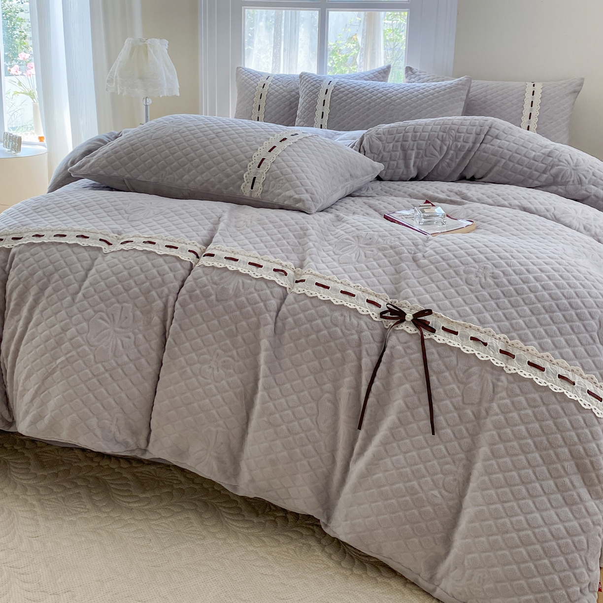 乐嘉盈 2025年新款雕花法式蝴蝶结牛奶绒四件套  蝴蝶结-灰