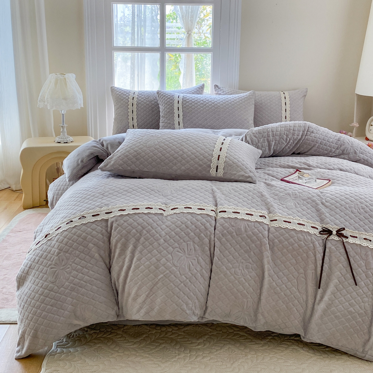 91家纺网 家纺一手货源 找家纺 乐嘉盈 2025年新款雕花法式蝴蝶结牛奶绒四件套  蝴蝶结-灰