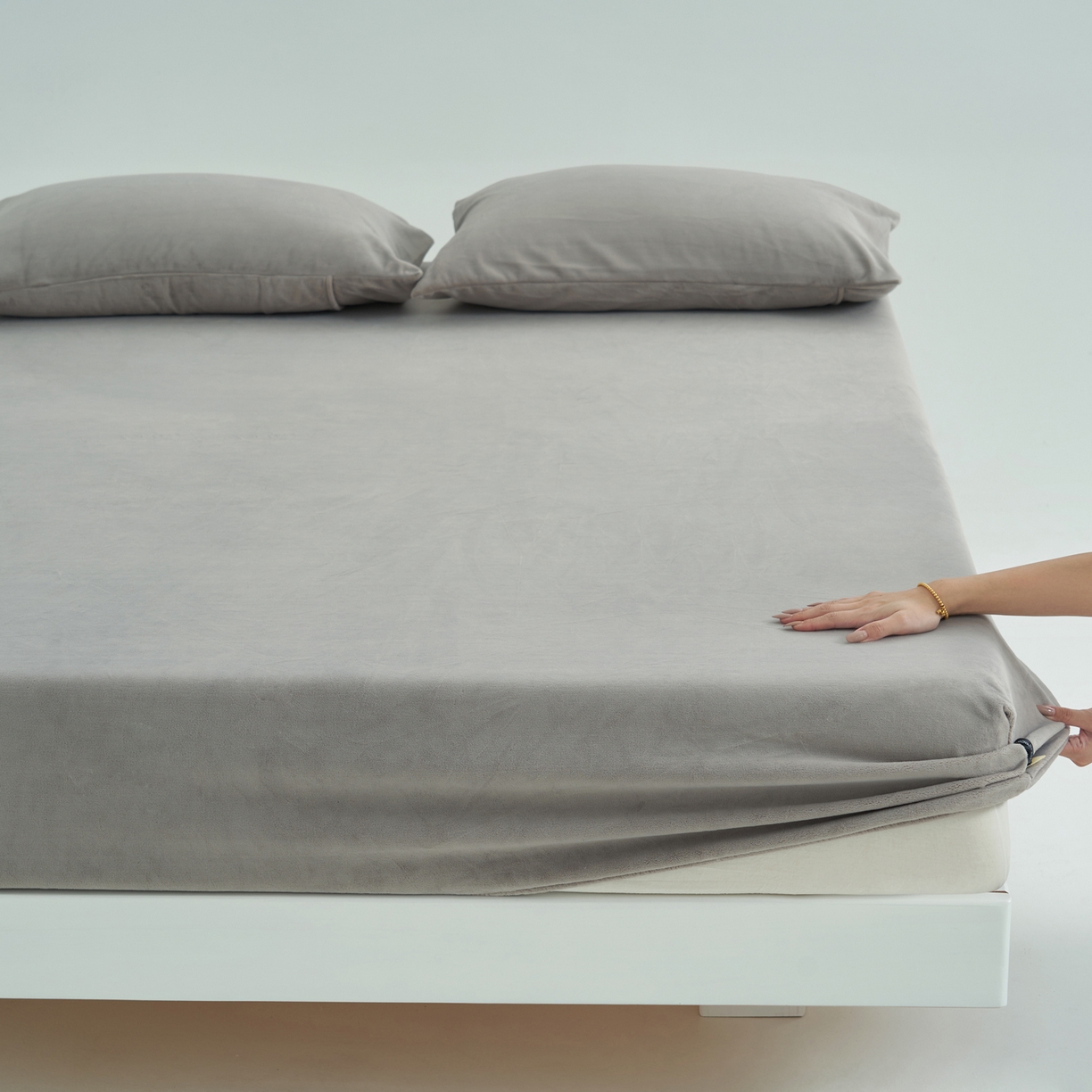 91家纺网 家纺一手货源 找家纺 寐绸家纺 2025新款牛奶绒纯色暖绒床笠 暖绒床笠-浅灰