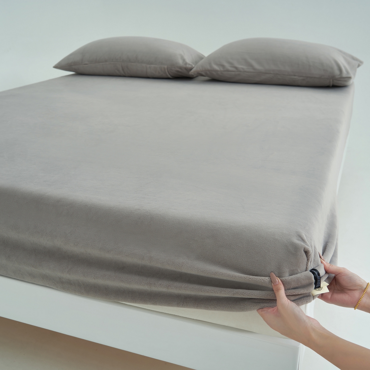 91家纺网 家纺一手货源 找家纺 寐绸家纺 2025新款牛奶绒纯色暖绒床笠 暖绒床笠-浅灰