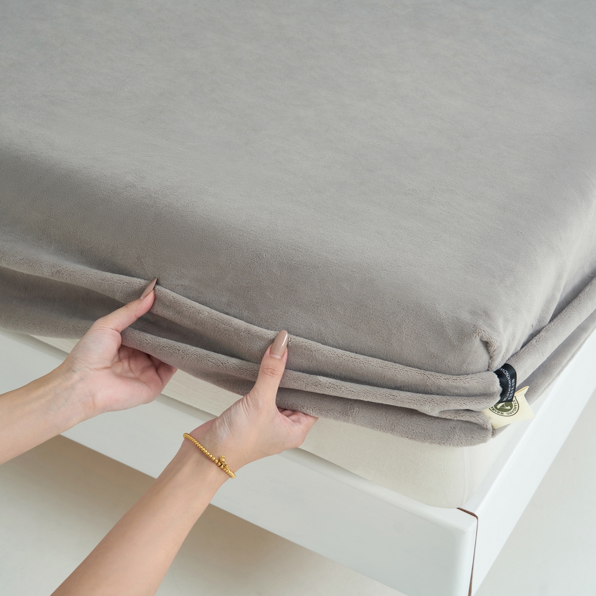 91家纺网 家纺一手货源 找家纺 寐绸家纺 2025新款牛奶绒纯色暖绒床笠 暖绒床笠-浅灰