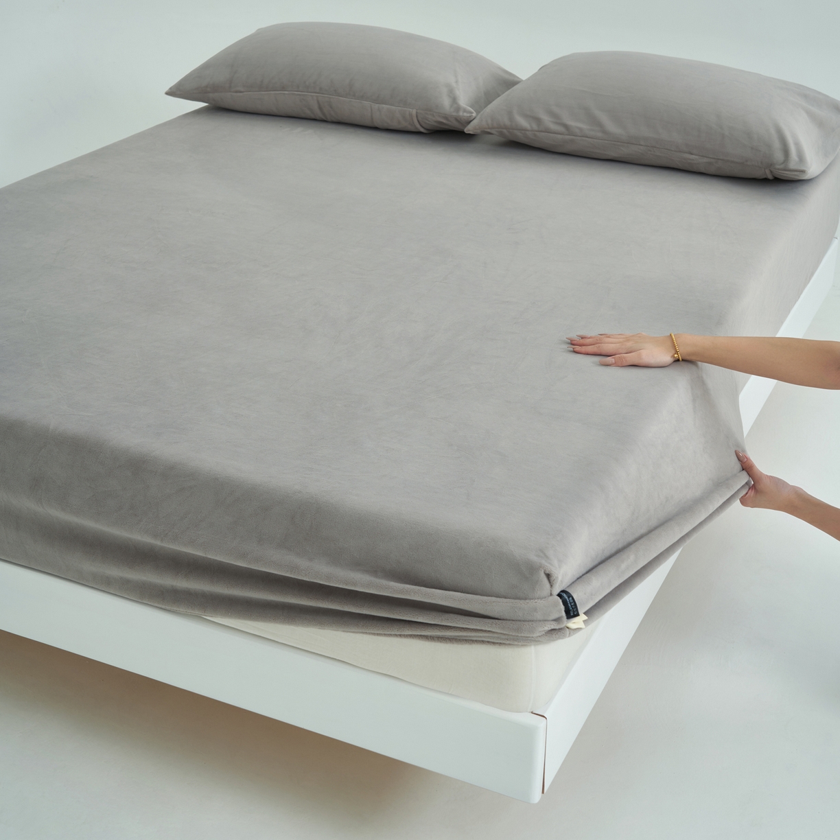 91家纺网 家纺一手货源 找家纺 寐绸家纺 2025新款牛奶绒纯色暖绒床笠 暖绒床笠-浅灰