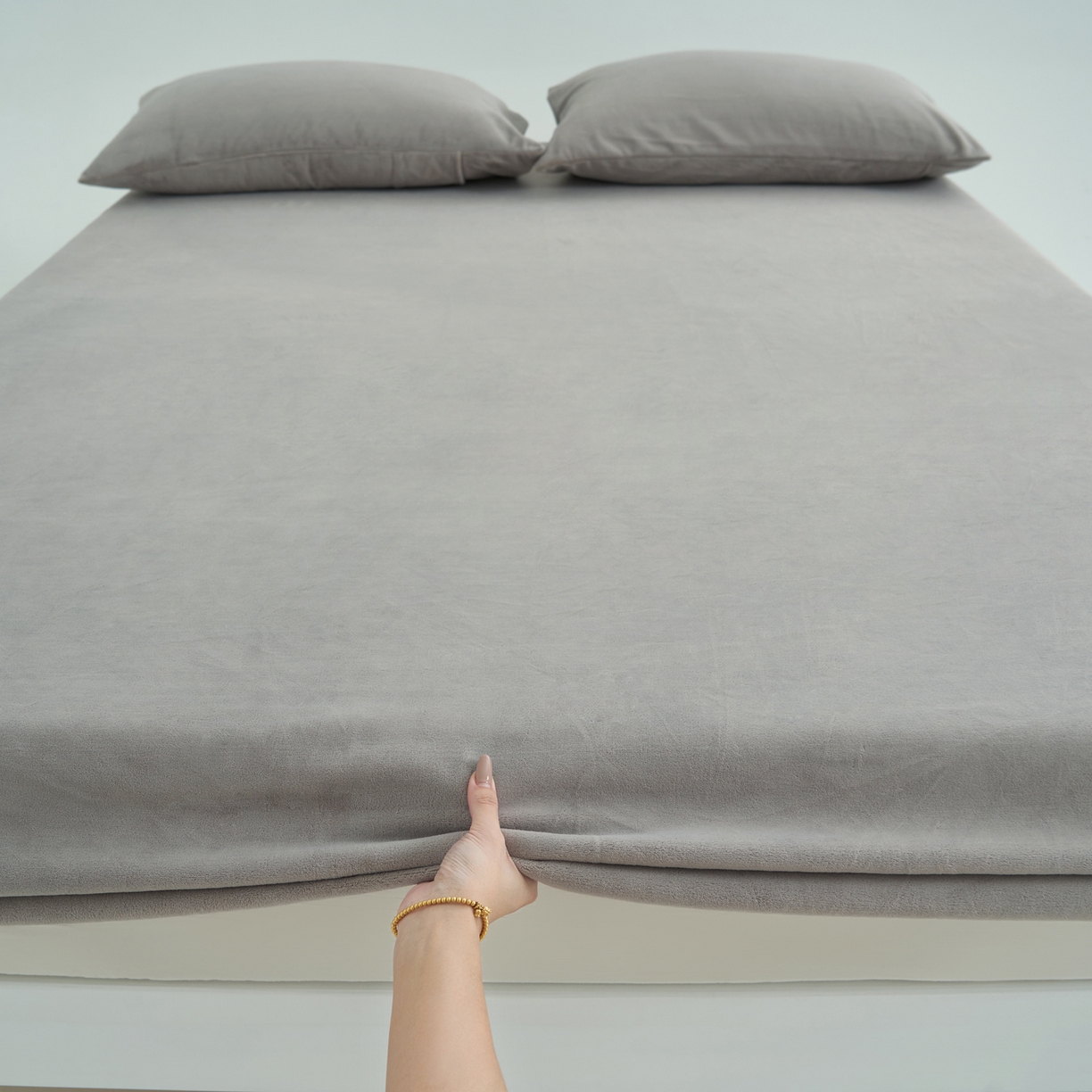 91家纺网 家纺一手货源 找家纺 寐绸家纺 2025新款牛奶绒纯色暖绒床笠 暖绒床笠-浅灰