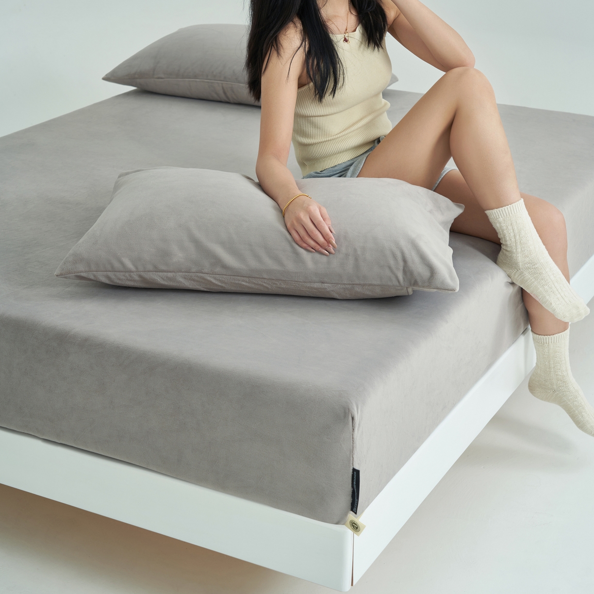 91家纺网 家纺一手货源 找家纺 寐绸家纺 2025新款牛奶绒纯色暖绒床笠 暖绒床笠-浅灰