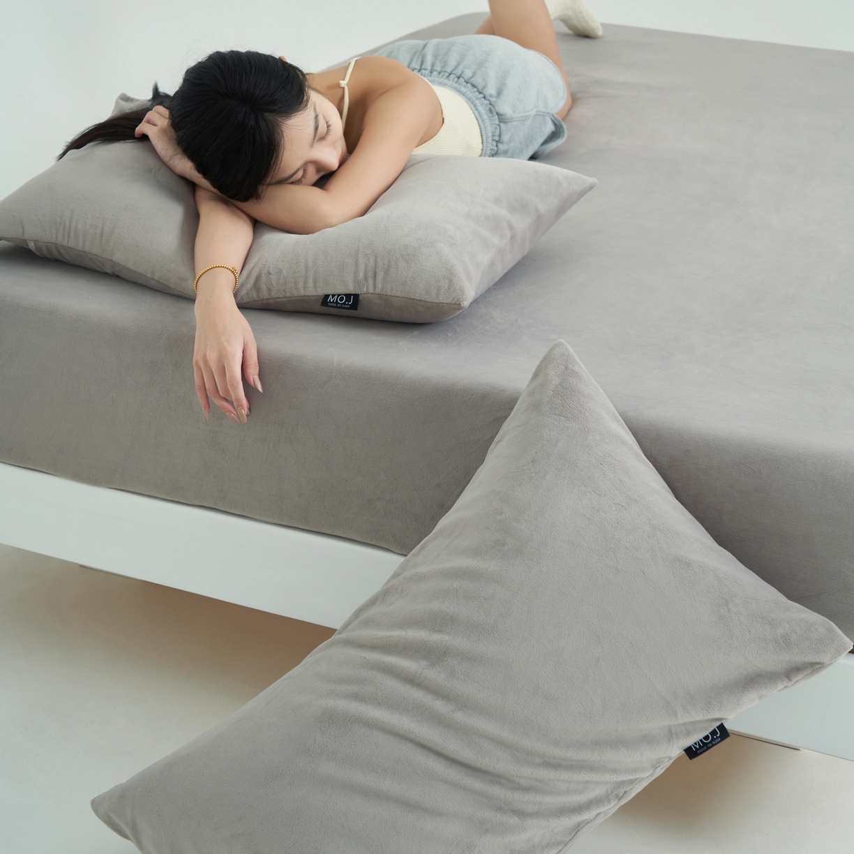 91家纺网 家纺一手货源 找家纺 寐绸家纺 2025新款牛奶绒纯色暖绒床笠 暖绒床笠-浅灰