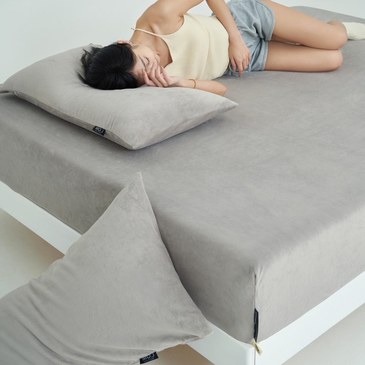 91家纺网 家纺一手货源 找家纺 寐绸家纺 2025新款牛奶绒纯色暖绒床笠 暖绒床笠-浅灰