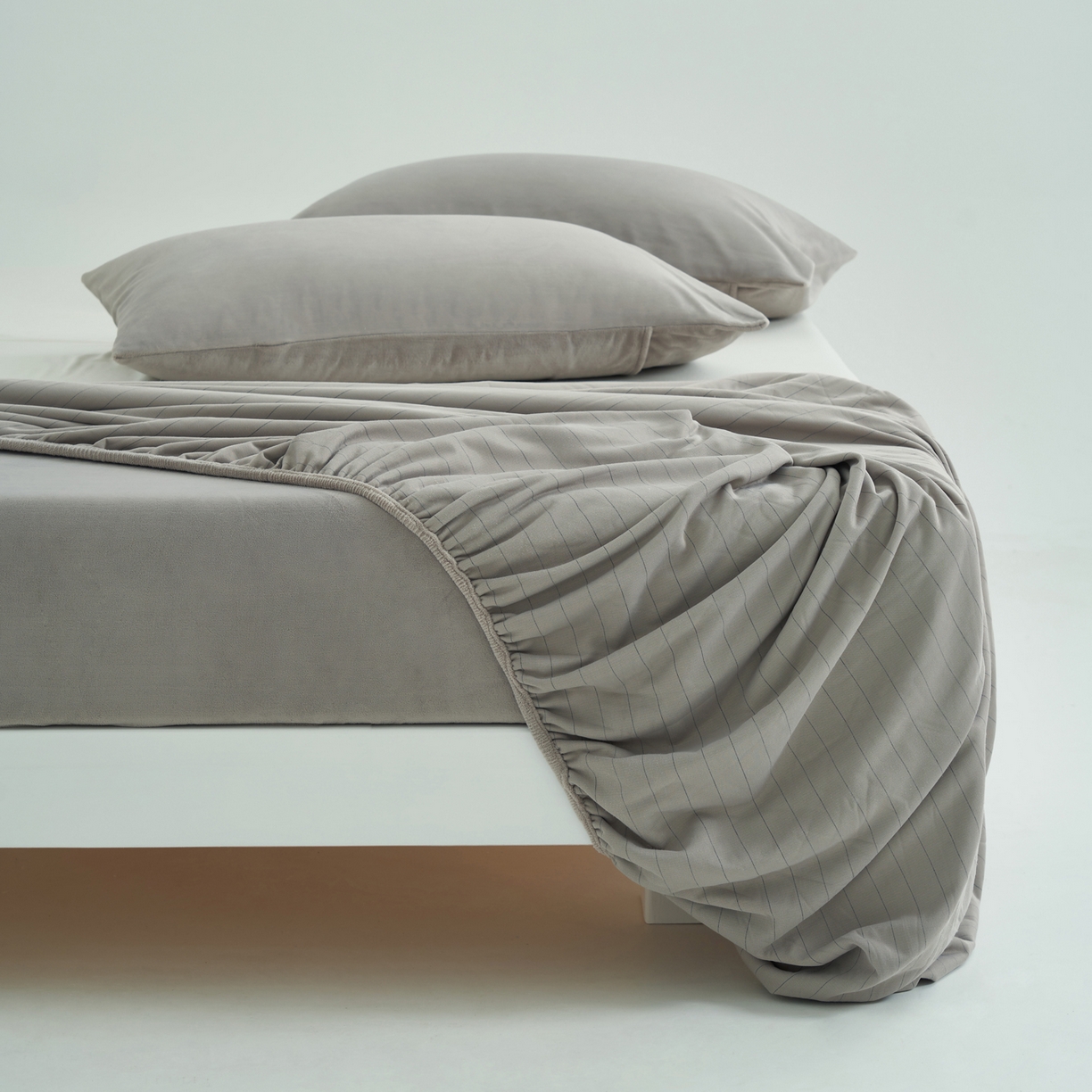 91家纺网 家纺一手货源 找家纺 寐绸家纺 2025新款牛奶绒纯色暖绒床笠 暖绒床笠-浅灰