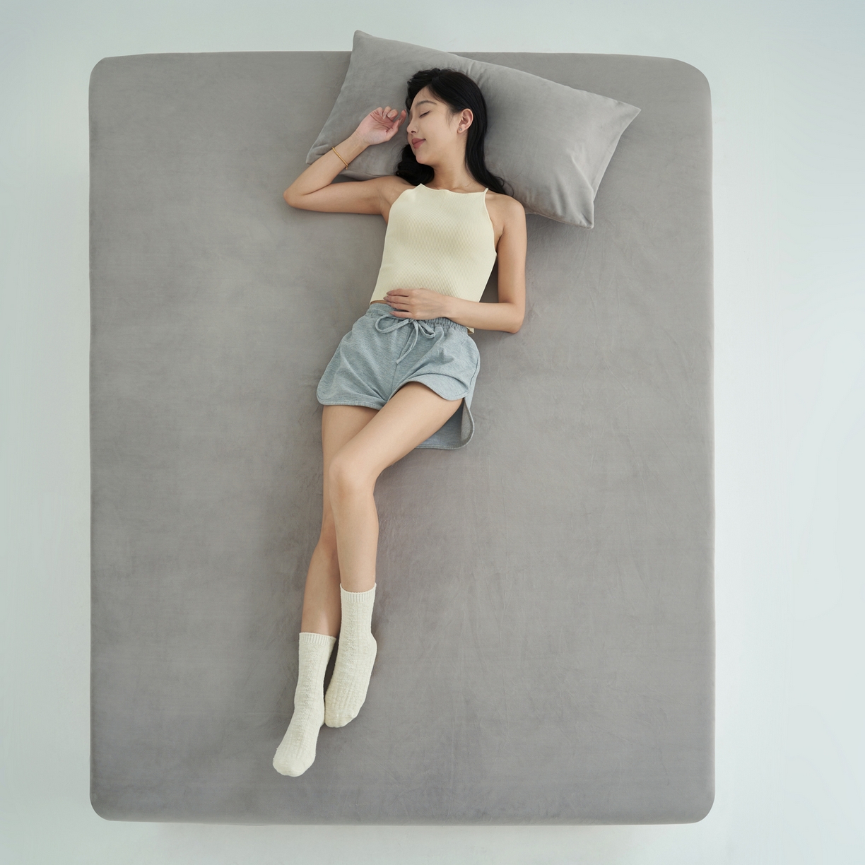 91家纺网 家纺一手货源 找家纺 寐绸家纺 2025新款牛奶绒纯色暖绒床笠 暖绒床笠-浅灰