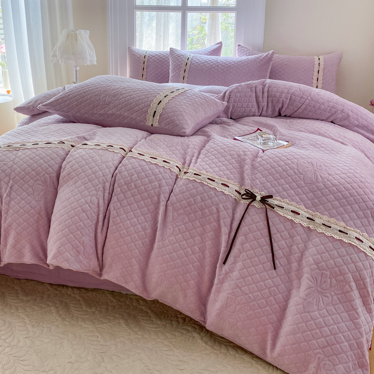 91家纺网 家纺一手货源 找家纺 乐嘉盈 2025年新款雕花法式蝴蝶结牛奶绒四件套  蝴蝶结-紫