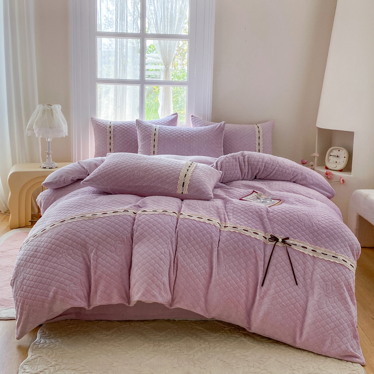 91家纺网 家纺一手货源 找家纺 乐嘉盈 2025年新款雕花法式蝴蝶结牛奶绒四件套  蝴蝶结-紫