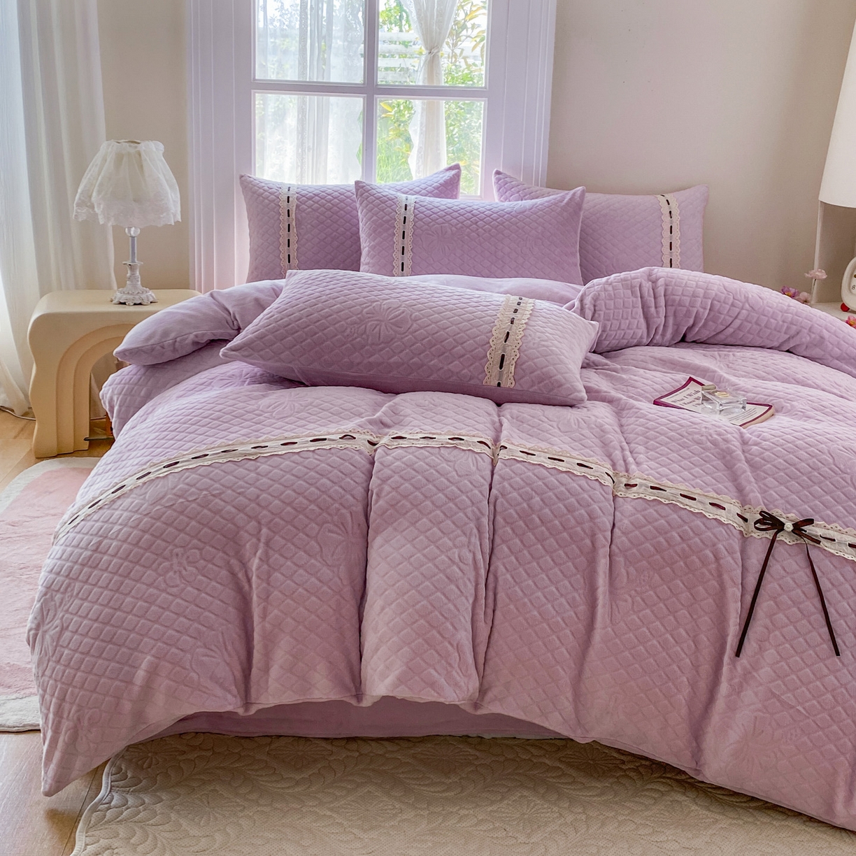 91家纺网 家纺一手货源 找家纺 乐嘉盈 2025年新款雕花法式蝴蝶结牛奶绒四件套  蝴蝶结-紫