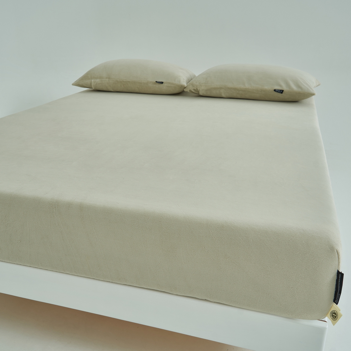 91家纺网 家纺一手货源 找家纺 寐绸家纺 2025新款牛奶绒纯色暖绒床笠 暖绒床笠-浅灰绿