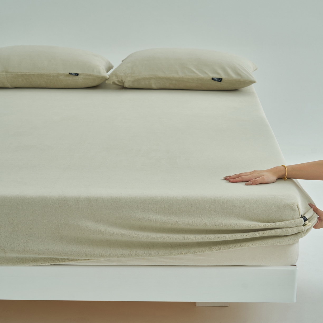 91家纺网 家纺一手货源 找家纺 寐绸家纺 2025新款牛奶绒纯色暖绒床笠 暖绒床笠-浅灰绿