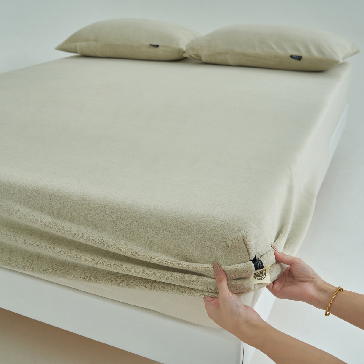 91家纺网 家纺一手货源 找家纺 寐绸家纺 2025新款牛奶绒纯色暖绒床笠 暖绒床笠-浅灰绿