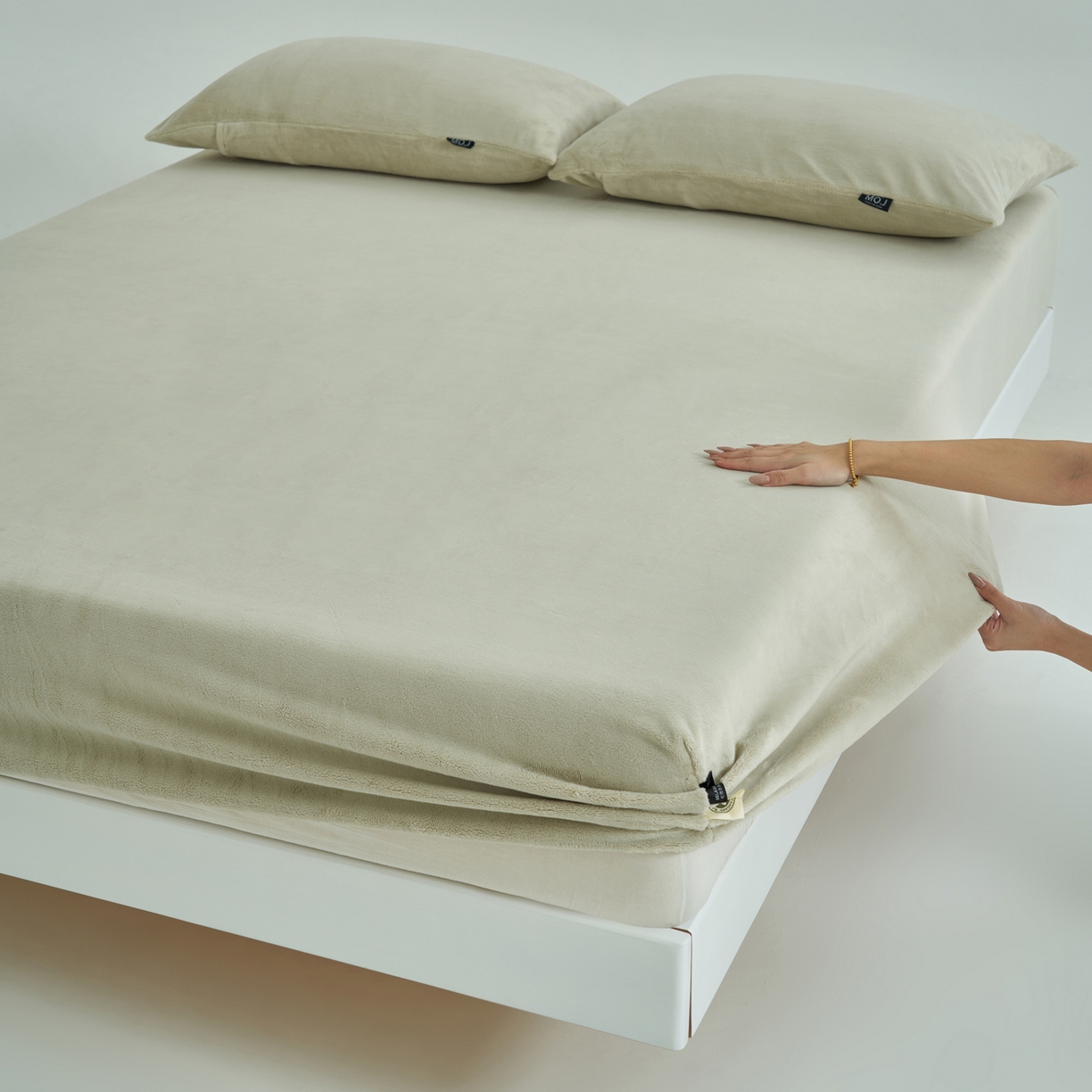 91家纺网 家纺一手货源 找家纺 寐绸家纺 2025新款牛奶绒纯色暖绒床笠 暖绒床笠-浅灰绿