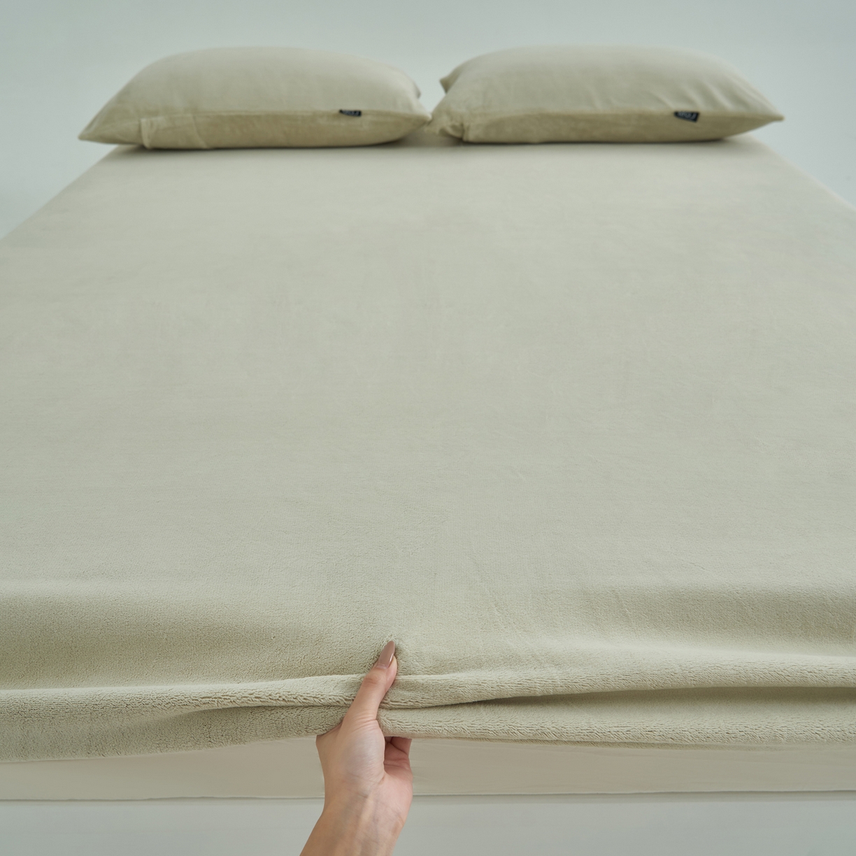 91家纺网 家纺一手货源 找家纺 寐绸家纺 2025新款牛奶绒纯色暖绒床笠 暖绒床笠-浅灰绿