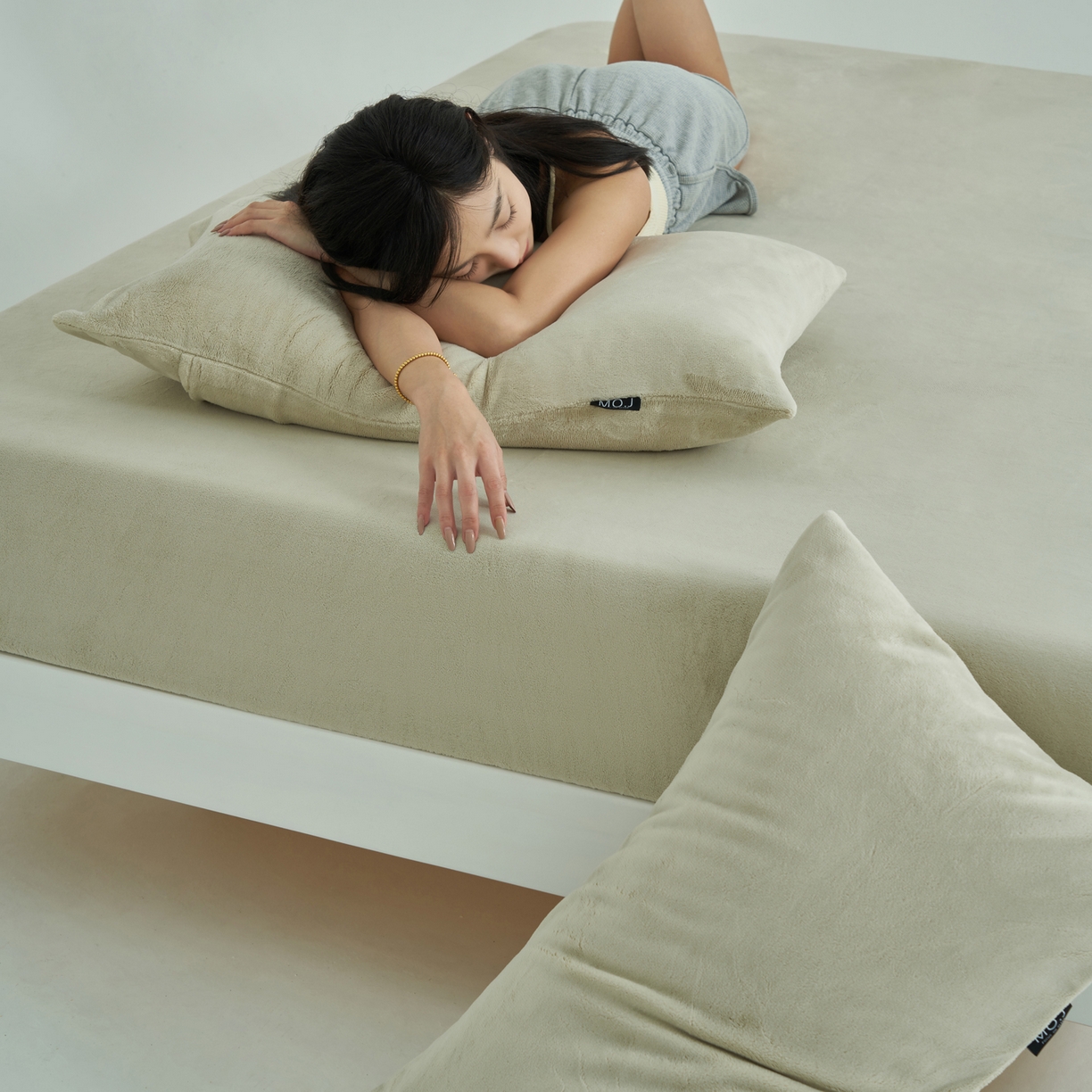 91家纺网 家纺一手货源 找家纺 寐绸家纺 2025新款牛奶绒纯色暖绒床笠 暖绒床笠-浅灰绿