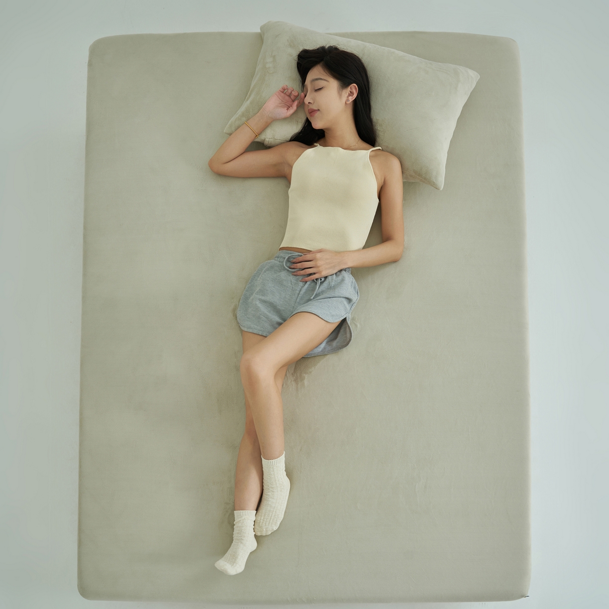 91家纺网 家纺一手货源 找家纺 寐绸家纺 2025新款牛奶绒纯色暖绒床笠 暖绒床笠-浅灰绿